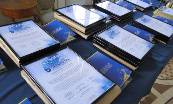 Certyfikaty Studia z Przyszłością wyłożone na stole