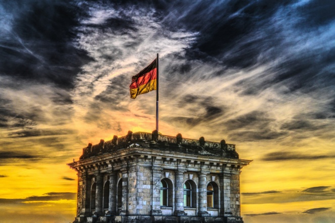 Flaga Niemiec na budynku