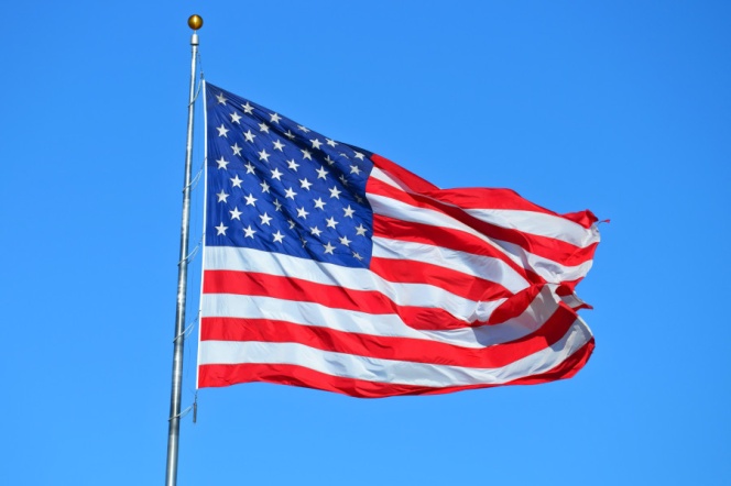Flaga USA na tle błękitnego nieba