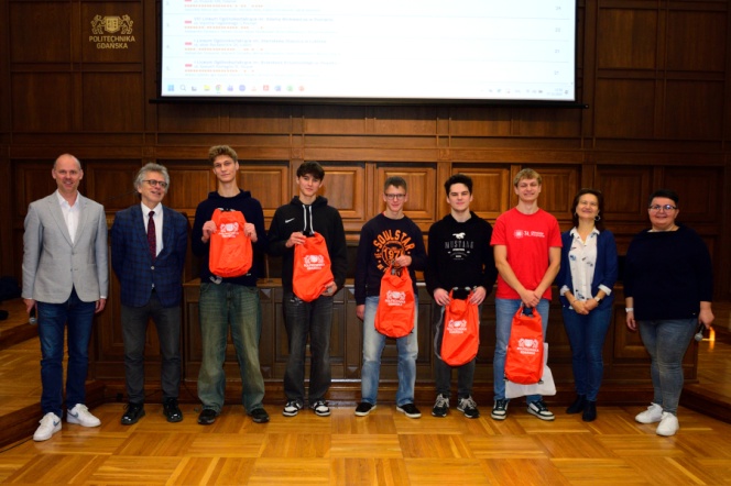 szereg osób pozujących do wspólnego zdjęcia