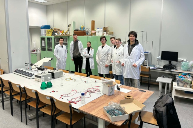Uczestnicy szkoły zimowej w laboratorium