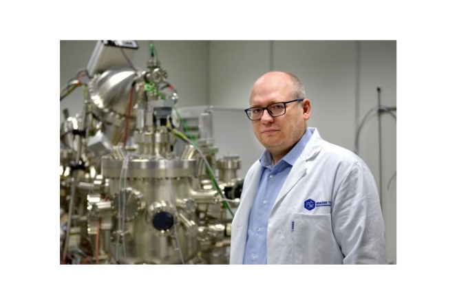prof. dr hab. inż. Jacek Ryl przy aparaturze laboratoryjnej