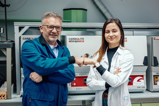 Prof. Tomasz Klimczuk i doktorantka mgr inż. Karolina Górnicka