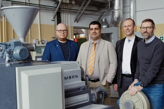 Zespół badawczy (od lewej): prof. Jacek Ryl, prof. Mohammad Reza Saeb, prof. Krzysztof Formela i prof. Robert Bogdanowicz
