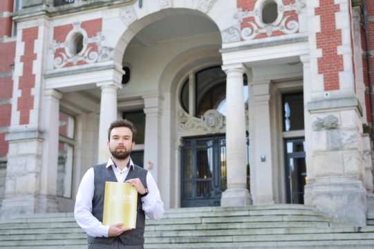Aleksanser Obuchowski na tle Gmachu Głównego PG