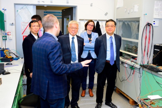 delegacja zwiedza laboratorium w CNA