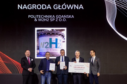 laureaci prezentujący odebraną nagrodę