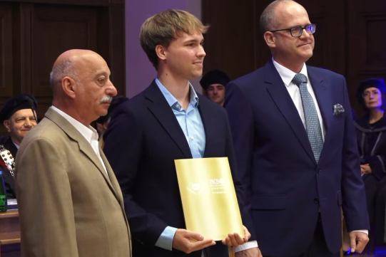 laureat oraz wręczający nagrodę