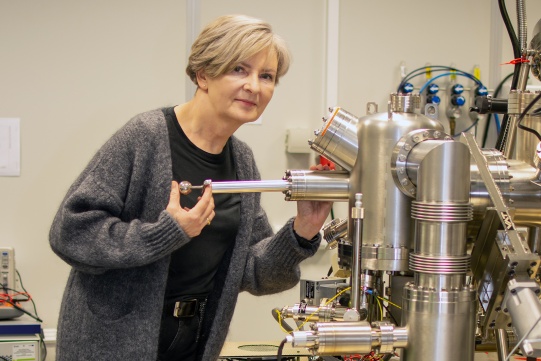 prof. dr hab. inż. Barbara Kościelska przy sprzęcie laboratoryjnym