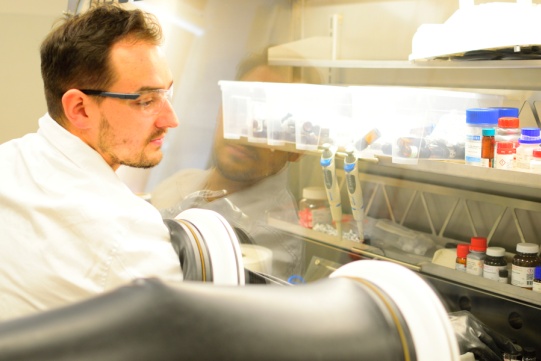 Damian Głowienka w laboratorium