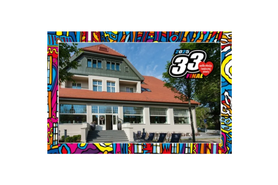 budynek restauracji Eureka w Sopocie, zdjęcie w ramce z logo WOŚP