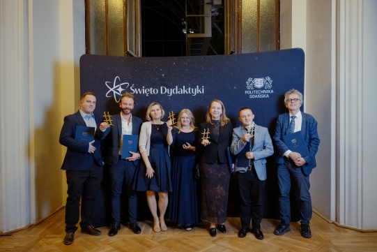 Pracownicy Wydziału FTiMS z nagrodami eduSHARE!