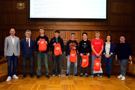 szereg osób pozujących do wspólnego zdjęcia