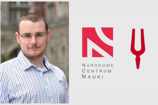 mężczyzna oraz logo NCN MINIATURA