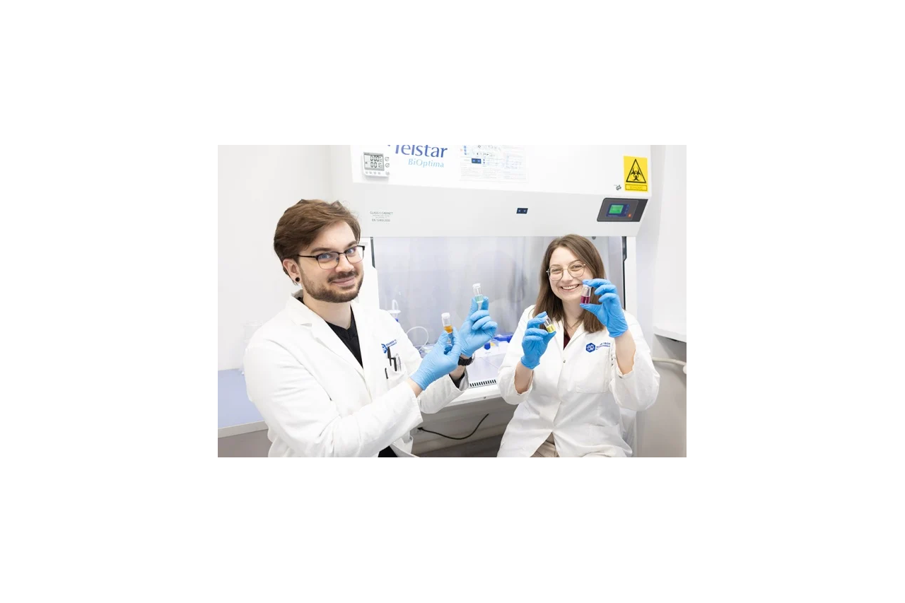 dwie osoby w laboratorium naukowym