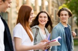 kandydaci na studia rozmawiają