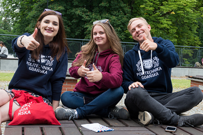 Zdjęcie przedstawie troje studentów, dwie kobiety i mężczyzne w bluzach PG
