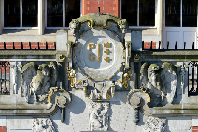 Cartouche on the facade of the GUT's main building