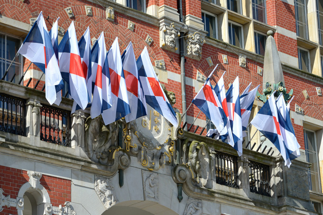 flagi PG nad wejściem do budynku głównego 