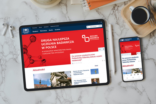 tablet i telefon z widokiem nowej witryny głównej Politechniki Gdańskiej