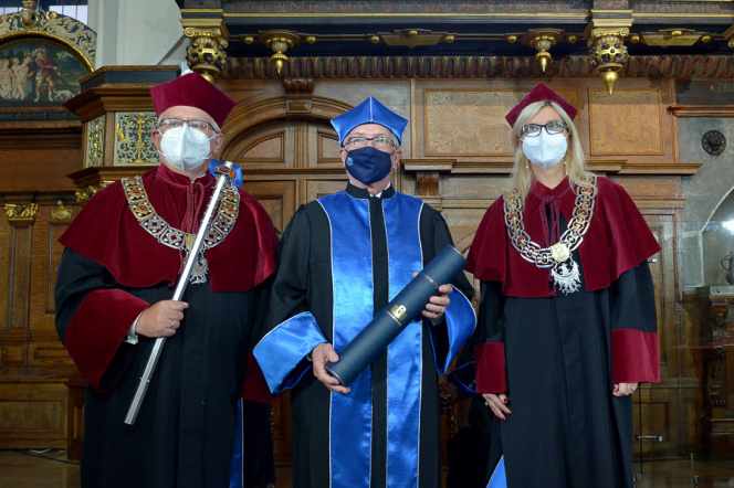 In the photo from the left: prof. Krzysztof Bielawski, vice-rector of the University of Gdańsk for development and cooperation with the economy; prof. Edmund Wittbrodt from Gdańsk University of Technology, doctor honoris causa of the University of Gdańsk and PhD, DSc Aneta Oniszczuk-Jastrząbek, UG professor, vice-rector of the University of Gdańsk for computerization and promotion. Photo: Krzysztof Krzempek / Gdańsk University of Technology
