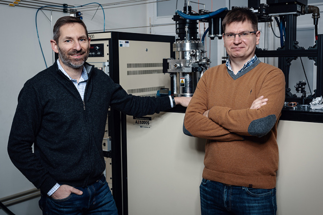 In the photo from the left: prof. Robert Bogdanowicz and PhD, Eng. Michał Sobaszek at the Laboratory for the Synthesis of Innovative Materials and Elements. Photo: Dawid Linkowski