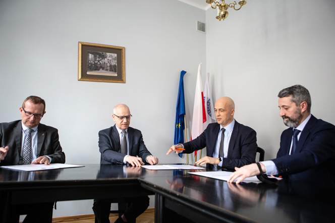 Gdańsk University of Technology was represented by Prof. PhD, DSc, Eng. Janusz Nieznański (second from the left), vice-rector for internationalization and innovation, the Medical University of Gdańsk - by Prof. PhD, DSc Michał Markuszewski, Vice-Rector for Science, and Gemini Polska – by Artur Łakomiec, President of the Management Board and Artur Sznek, Member of the Management Board. Photo Maciej Moskwa