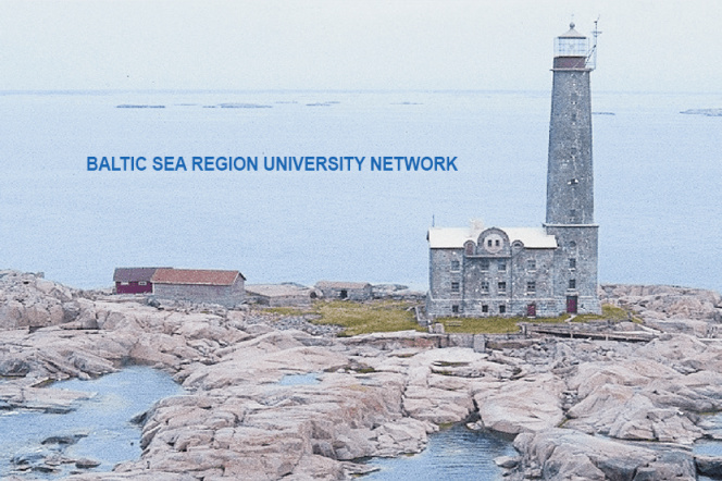 zdjęcie przedstawia latarnię morską. Napis: Baltic Sea Region University Networks