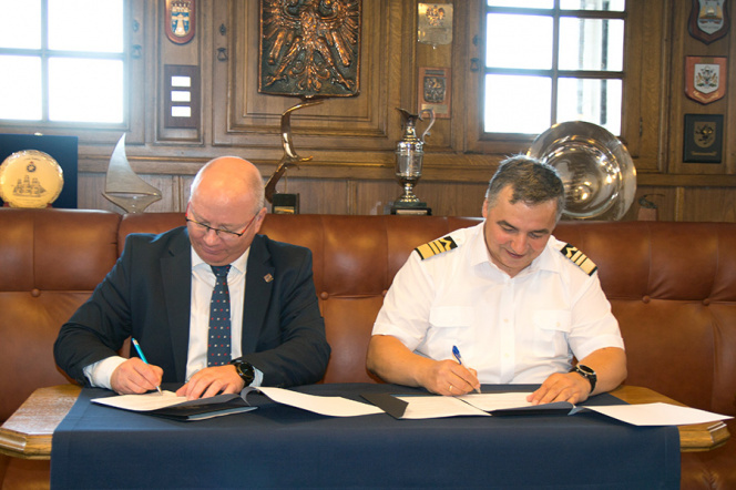 In the photo: prof. Krzysztof Wilde, rector of Gdańsk Tech and prof. Adam Weintrit, PhD, DSc, Master Mariner, Eng., rector of the Maritime University. Photo: mat. Maritime University