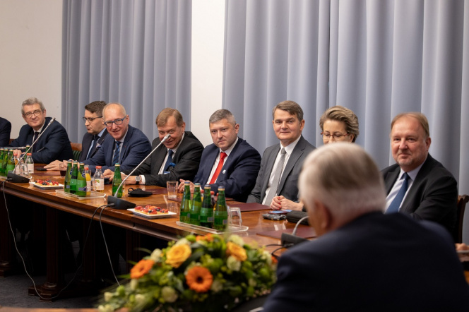 Wicepremier i minister rozwoju, pracy i technologii Jarosław Gowin wraz z członkami Rady ds. Planu dla Pracy i Rozwoju