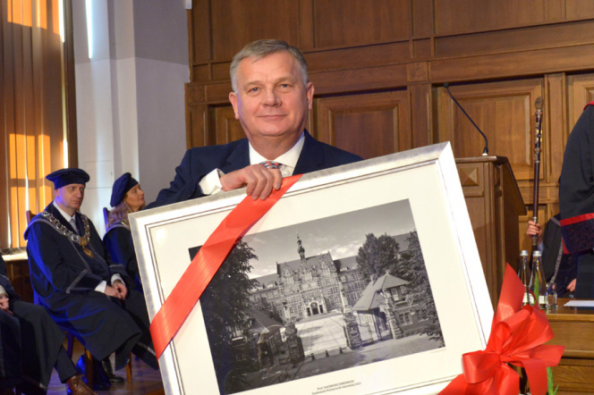 Prof Darowicki trzymający zdjęcie PG 