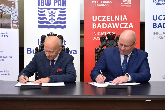 Od lewej prof. dr hab. inż. Waldemar Świdzińskiego, dyrektor IBW PAN oraz prof. Krzysztof Wilde, rektor PG. Fot. Krzysztof Krzempek/PG 