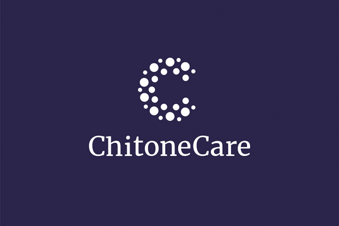 biały logotyp spółki ChitoneCare na granatowym tle