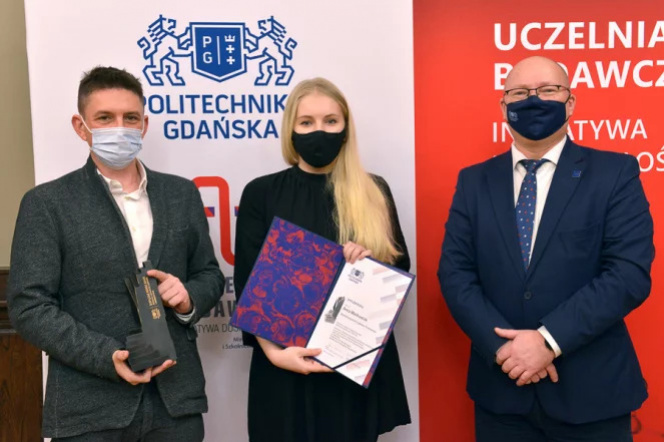 Na zdjęciu widoczna jest absolwentka Anna Maćkowiak, rektor PG Krzysztof Wilde oraz promotor dr inż. Wojciech Kustry