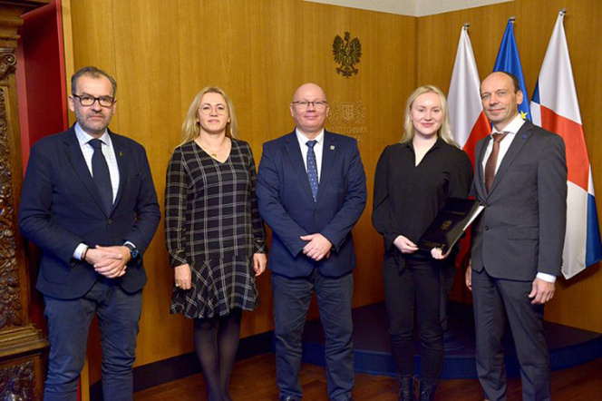 In the picture. prof. Piotr Stepnowski, rector of the University of Gdańsk, Monika Forkiewicz, legal counsel at Gdańsk Tech, prof. Krzysztof Wilde, rector of Gdańsk University of Technology, Greta Wiśniewska, notary public, and Mariusz Miler, chancellor of Gdańsk Tech. Photo Krzysztof Krzempek/ Gdańsk University of Technology