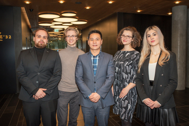 Wyróżnieni studenci z PG wraz z Jackie Zhang, CEO Huawei Polska