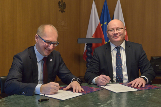 Od lewej prof Arkadiiusz Wójsk i prof. Krzysztof Wilde podpisujący umowę 
