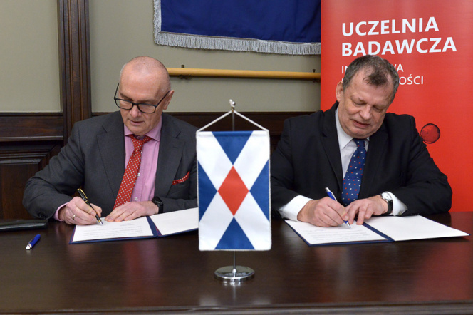 Umowę podpisali Michał Dąbkowski, dyrektor X LO w Toruniu oraz prof. Marek Dzida, prorektor ds. kształcenia PG