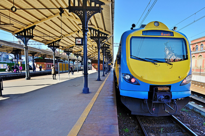Pociąg stojący na peronie 