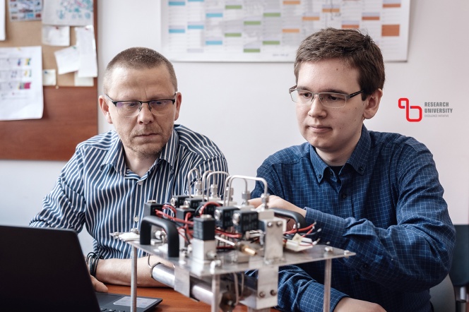 In the photo: Prof. Adam Kloskowski and Karol Baran. Photo Dawid Linkowski/Gdańsk Tech