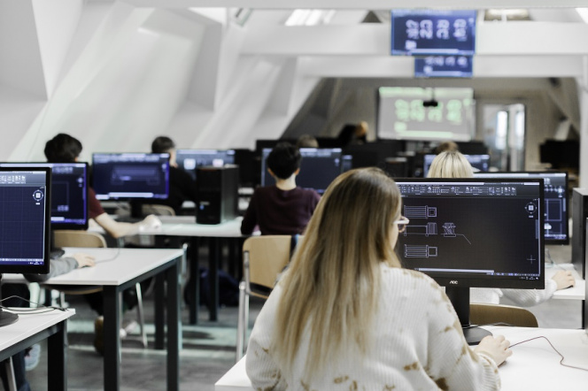 Na zdjęciu studentów przy komputerach w sali wykładowej
