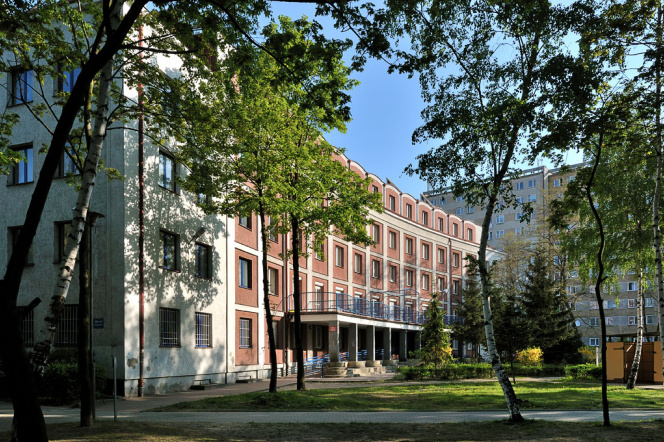 zdjęcie przedstawia budynek Domu Studenckiego nr 10 na ulicy Wyspiańskiego.