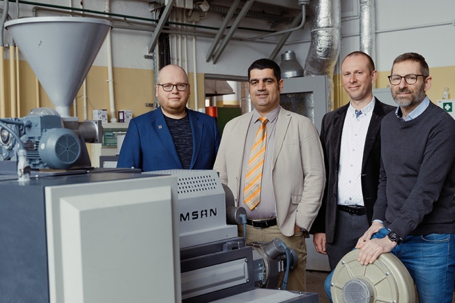 Fot. Zespół badawczy (od lewej: prof. Jacek Ryl, prof. Krzysztof Formela,  prof. Mohammad Reza Saeb i prof. Robert Bogdanowicz) przy wytłaczarce planetarnej służącej do sporządzania mieszanin polimerowych, które mogą być wykorzystywane do druku w technologii 3D