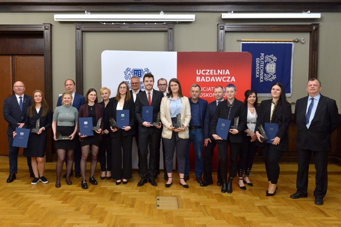 Na zdj. autorzy nagrodzonych prac, ich promotorzy oraz rektor prof. Krzysztof Wilde i prof. Marek Dzida