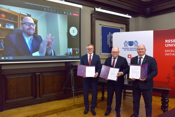 In the picture from the right: Prof. Krzysztof Wilde, Prof. Wawrzyniec L. Dobrucki,, Prof. Leszek Kalinowski. On the screen, Prof. Marek Anastaiso. Photo - Krzysztof Krzempek, Gdańsk Tech