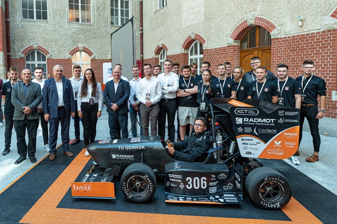 The photo shows the PGRacing Team with the supervisor Bogdan Ścibiorski, PhD, Eng. and prof. Krzysztof Wilde, rector of Gdańsk Tech and prof. Andrzej Seweryn, Dean of the FMEST.