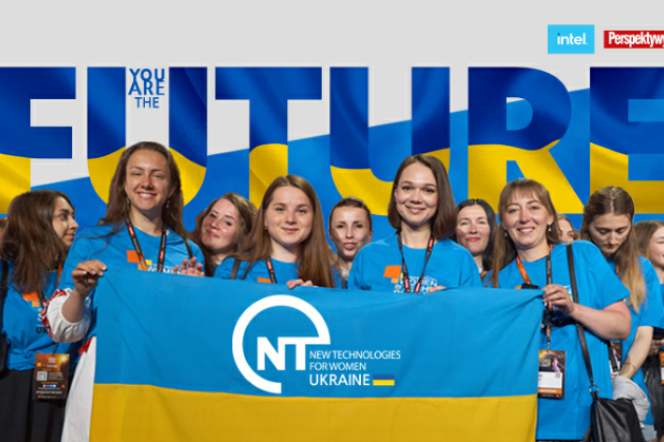 Na zdjęciu, w środkowej części,  widoczne są młode kobiety trzymające w rekach flagę Ukrainy