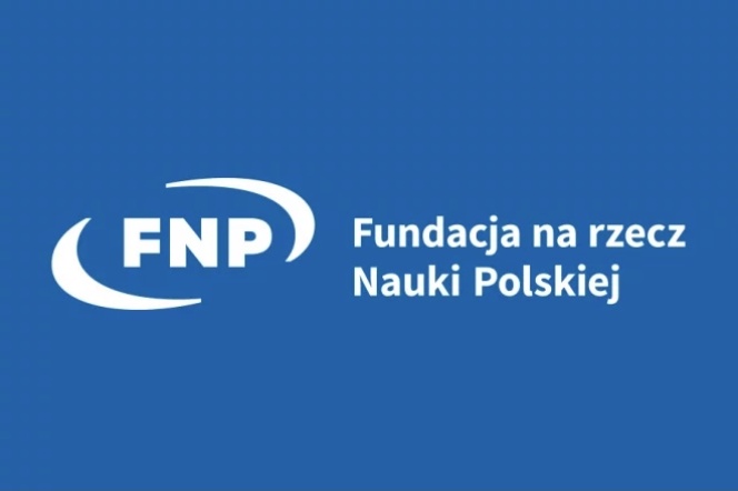 Niebieska grafika z białym logotypem FNP i napisem Fundacja na rzecz Nauki Polskiej