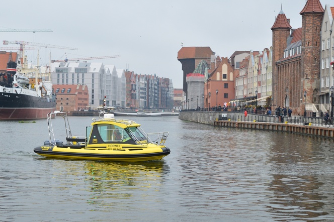 łódź hornet na tle panoramy Gdańska 