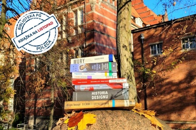sterta książek na kamieniu na tle budynku Politechniki Gdańskiej